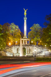 Deutschland, München, Blick auf den Friedensengel bei Nacht - WDF003639