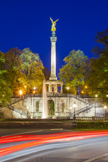 Deutschland, München, Blick auf den Friedensengel bei Nacht - WDF003639