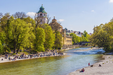 Germany, Munich, view to Mullersches Volksbad and people on the beach - WDF003644