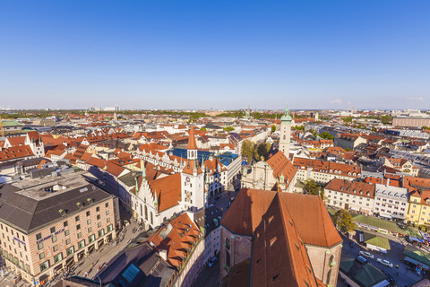 Deutschland, München, Blick auf die Altstadt mit Heilig-Geist-Kirche und altem Rathaus, lizenzfreies Stockfoto