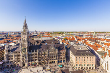 Deutschland, München, Blick auf das neue Rathaus am Marienplatz - WDF003647