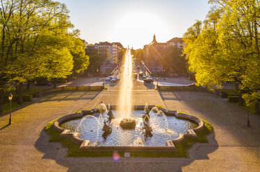 Deutschland, München, Prinzregent-Luitpold-Terrasse mit Springbrunnen im Gegenlicht - WDF003649