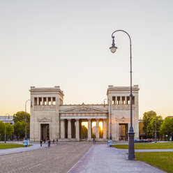 Deutschland, München, Blick auf die Propyläen am Königsplatz bei Sonnenuntergang - WDF003651