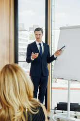 Geschäftsmann leitet eine Präsentation am Flipchart - CHAF001755