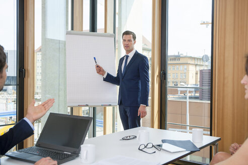 Geschäftsmann leitet eine Präsentation am Flipchart - CHAF001760