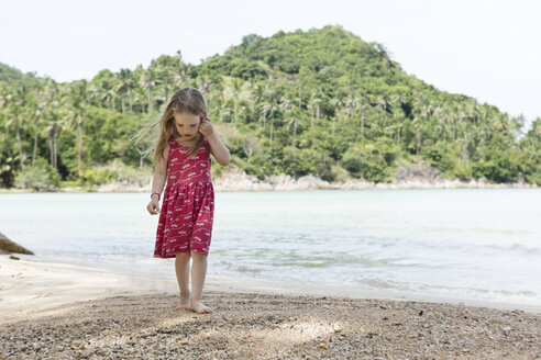 Thailand, Mädchen im roten Kleid am Strand - SBOF000020
