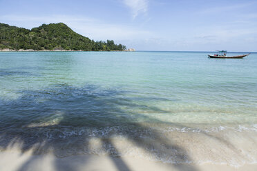 Thailand, Koh Phangan, Boot auf dem Meer vom Strand aus gesehen - SBOF000025