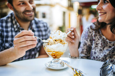 Ehepaar isst Eis in einem Straßencafé - KIJF000406