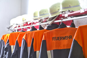 Schutzkleidung der Feuerwehr im Gerätehaus - MAEF011808