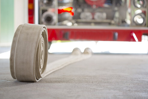 Feuerwehrschlauch auf dem Boden des Feuerwehrgerätehauses - MAEF011809