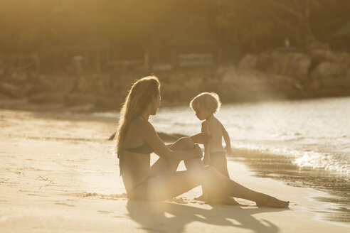 Thailand, Mutter und Sohn am Strand - SBOF000035