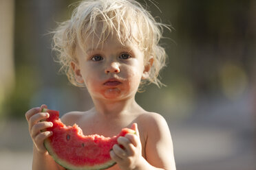 Kleiner Junge isst Wassermelone - SBOF000039