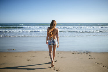 Junge Frau am Strand - KIJF000419