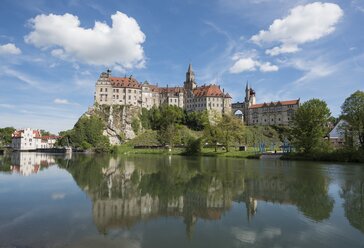 Germany, Baden-Wuerttemberg, Sigmaringen, Sigmaringen Castle and Danube river - EL001748