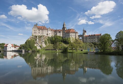 Deutschland, Baden-Württemberg, Sigmaringen, Schloss Sigmaringen und Donau - EL001748