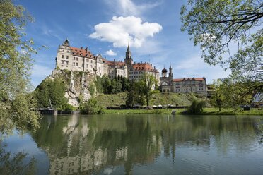 Deutschland, Baden-Württemberg, Sigmaringen, Schloss Sigmaringen und Donau - EL001750