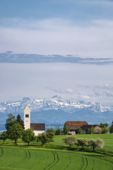 Deutschland, Bodenseekreis, St. Michaelskirche bei Überlingen, Schweizer Alpen mit Säntis im Hintergrund - ELF001761