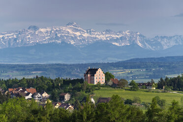 Germany, Baden-Wuerttemberg, Constance district, View over Bodanrueck to Freudental Castle, in the backgrount Swiss Alps with Saentis - EL001762