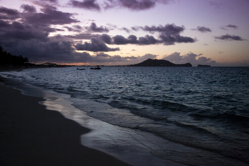 USA, Hawaii, Oahu, Lanikai Beach in der Abenddämmerung - NGF000347