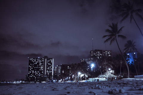USA, Hawaii, Oahu, Waikiki Beach bei Nacht, lizenzfreies Stockfoto