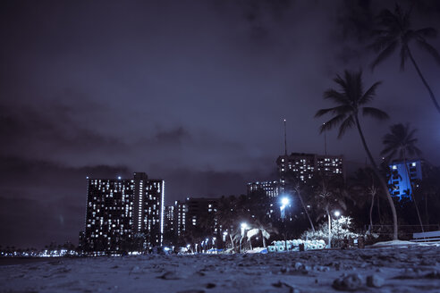 USA, Hawaii, Oahu, Waikiki Beach bei Nacht - NGF000350