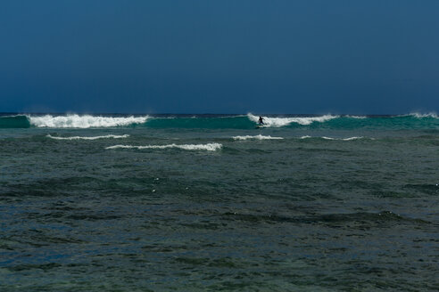 USA, Hawaii, Oahu, Surfer am Waikiki Beach - NGF000353