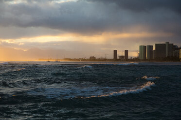 USA, Hawaii, Oahu, sundown at Waikiki Beach - NGF000355