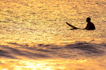 Surfer am Abend - KNTF000336