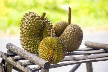 Durians am Marktstand - KNTF000337