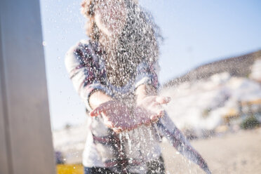 Junge Frau hält Hände unter einem Wasserstrahl - SIPF000547