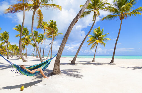 Dominikanische Republik, Junge Frau liegt in Hängematte am tropischen Strand - HSIF000478
