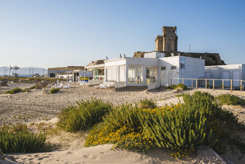 Spanien, Andalusien, Tarifa, Strand von Los Lances, mit der Burg von Santa Catalina im Hintergrund - KIJF000438