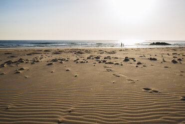 Spanien, Andalusien, Tarifa, Strand von Los Lances - KIJF000439