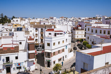 Spanien, Andalusien, Tarifa, Stadtbild mit weißen Häusern - KIJF000456