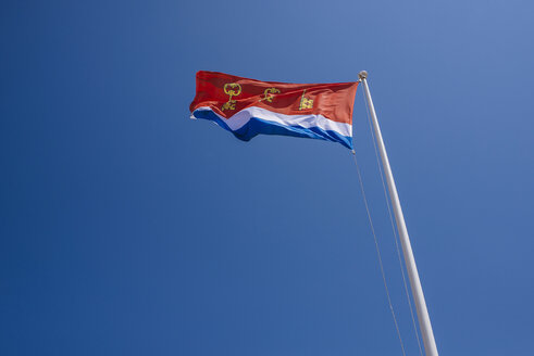 Spanien, Andalusien, Tarifa, Tarifa Flagge auf blauem Himmel - KIJF000457