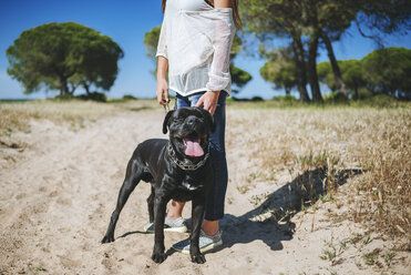 Frau mit ihrem Hund in ländlicher Landschaft - KIJF000469