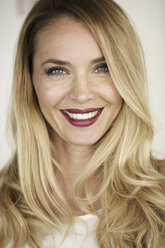 Porträt einer lächelnden blonden Frau mit roten Lippen - GDF001017