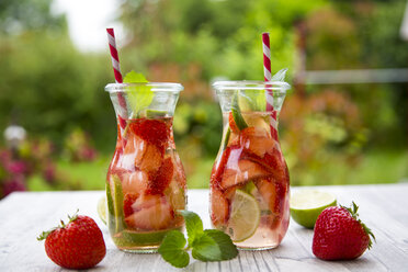 Zwei Glasflaschen Entgiftungswasser mit Erdbeeren und Limette - SARF002758