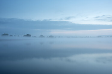 Deutschland, Landkreis Konstanz, Bodensee, Blick auf die Radolfzeller Aach am Morgen, Nebel - ELF001767