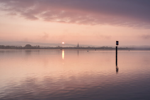 Deutschland, Landkreis Konstanz, Bodensee, Blick auf das Radolfzeller Seeufer bei Sonnenaufgang - ELF001770