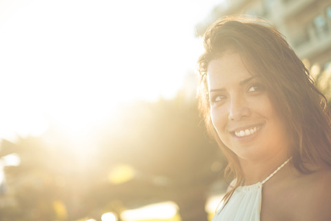 Lächelnde brünette junge Frau im Freien, lizenzfreies Stockfoto