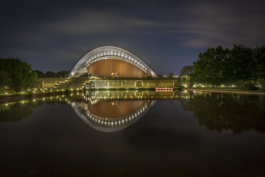 Deutschland, Berlin, beleuchtetes Haus der Kulturen der Welt bei Nacht - NKF000467