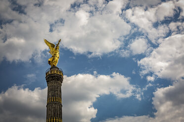 Deutschland, Berlin, Blick auf Siegessäule gegen bewölkten Himmel - NKF000468