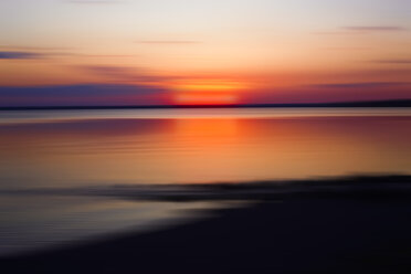 Deutschland, Bayern, Chiemsee, See bei Sonnenuntergang - JTF000748