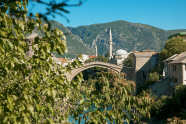 Bosnien und Herzegowina, Mostar, Altstadt, Alte Brücke und Fluss Neretva, Moschee im Hintergrund - ZEDF000195