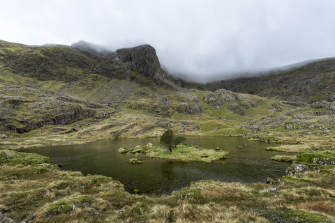 UK, Nordwales, Snowdonia, Cwm Glas, Garnedd Ugain, Clogwyn y Parson, Bergsee, lizenzfreies Stockfoto