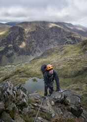 Großbritannien, Nordwales, Snowdonia, Cwm Glas, Garnedd Ugain, Clogwyn y Parson, Bergsteiger - ALRF000525