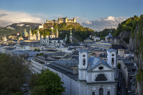 Österreich, Salzburg, Altstadt und Burg Hohensalzburg, lizenzfreies Stockfoto