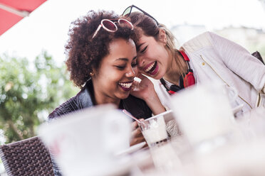 Zwei beste Freunde haben Spaß in einem Café - UUF007640