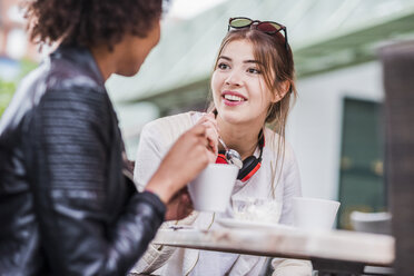 Zwei beste Freunde unterhalten sich in einem Cafe - UUF007644